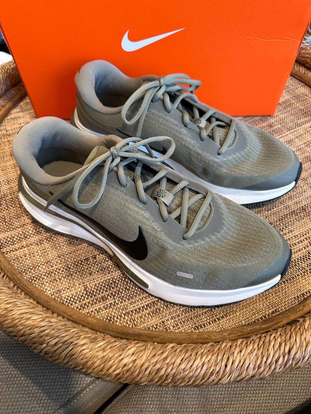 NIKE Journey Run Running Shoes Silver Sage & Black SIZE 11 EUC LIKE NEW